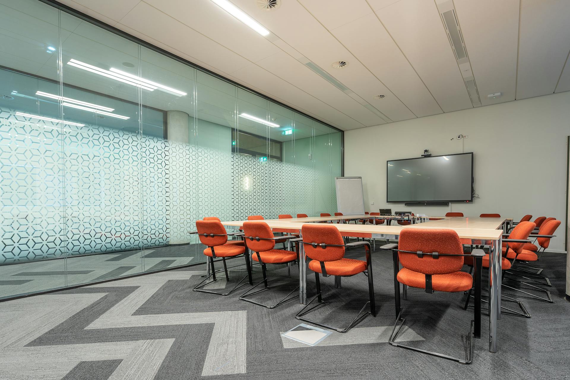 https://www.alusynco.com/wp-content/uploads/2025/07/aluminium-partitions-01.jpg.
