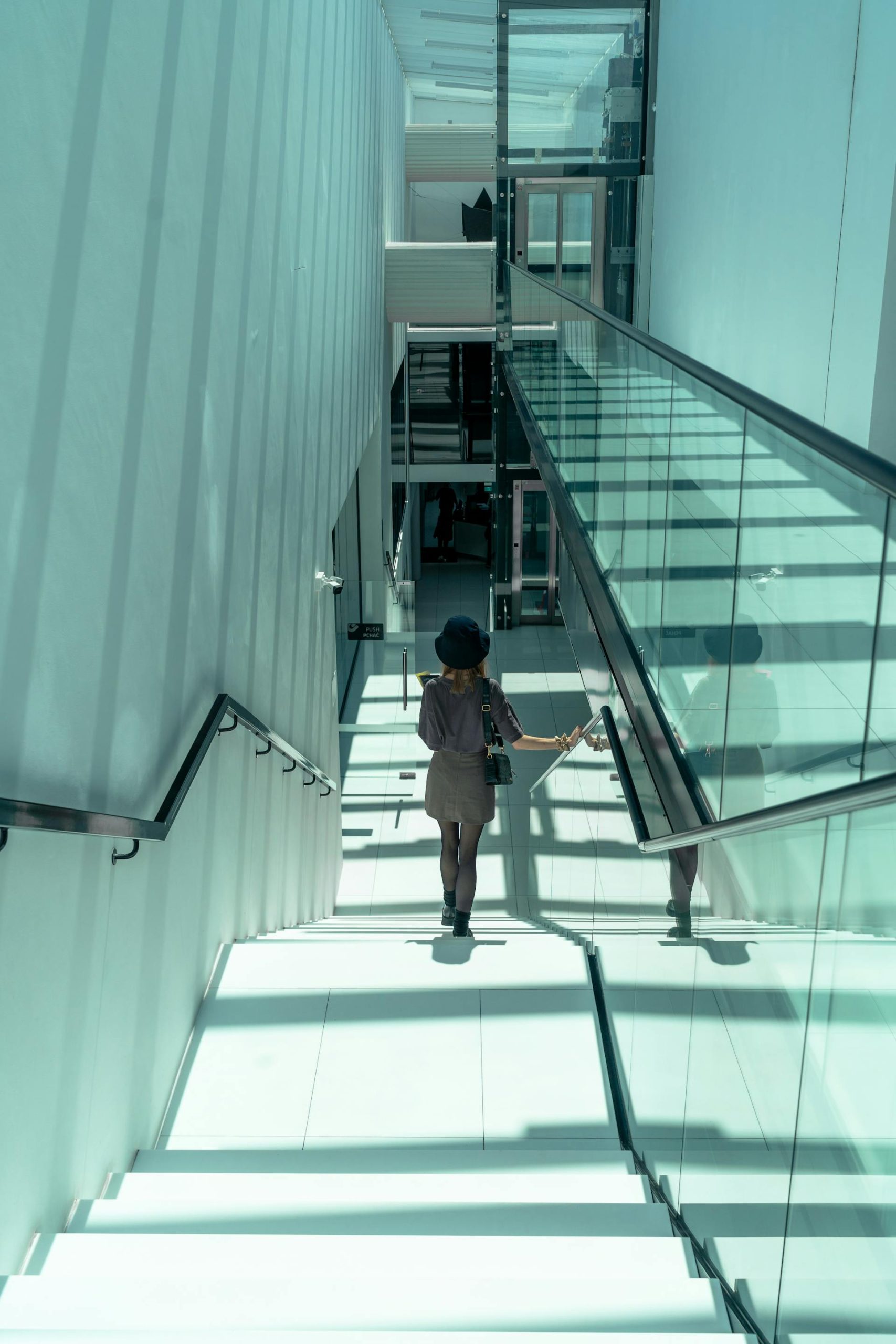 https://www.alusynco.com/wp-content/uploads/2025/07/frameless-glass-balustrades-01-scaled.jpg.