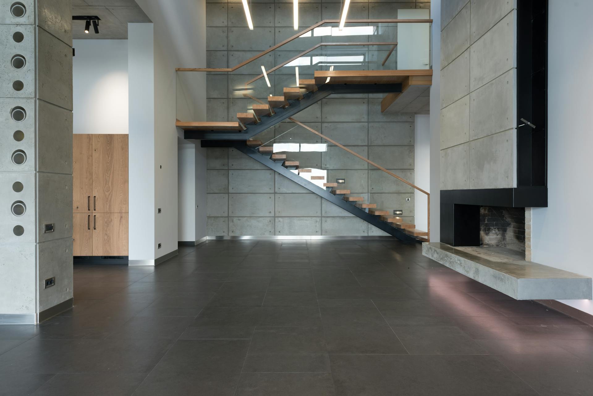 https://www.alusynco.com/wp-content/uploads/2025/07/glass-balustrades-02.jpg.